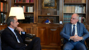 Μητσοτάκης σε Τασούλα: Το μνημείο του Αγνώστου Στρατιώτη έχει συμβολικό βάρος - Πρέπει να διαφυλάξουμε τον χαρακτήρα του