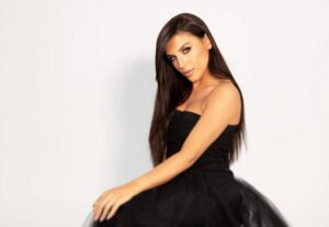 Ιουλία Καλλιμάνη: Η έντονη αντίδραση της σε χυδαία μαντινάδα - Τον έδιωξε με βρισιές