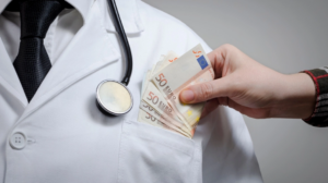 Ογκολόγος καταδικάστηκε για φακελάκι σε 12 μήνες φυλάκιση