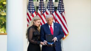 Τραμπ: Παρασημοφόρησε τον δολοφονημένο Κερκ με το προεδρικό μετάλλιο της ελευθερίας και τον σύγκρινε με τον... Σωκράτη - ΒΙΝΤΕΟ