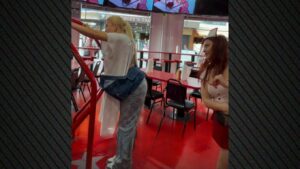 Ιωάννα Τούνη: Σερβιτόρα ντυμένη νοσοκόμα στο Λας Βέγκας την «τιμωρεί» επειδή δεν έφαγε όλο της το φαγητό