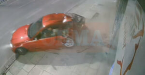 Αυτοκίνητο καρφώθηκε σε ΕΛΤΑ Courier στην Κηφισιάς - O οδηγός του είχε καταναλώσει αλκοόλ - ΒΙΝΤΕΟ