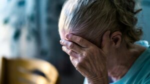 Τρόμος για 90χρονη μέσα στο σπίτι της – Της επιτέθηκε 50χρονος για να τη ληστέψει