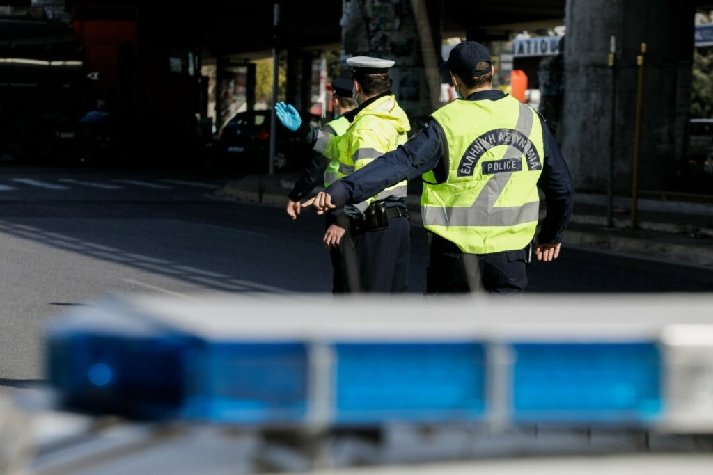 Πόσο... παράνομο είναι όταν προειδοποιείς για τα μπλόκα της Τροχαίας;