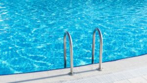 Ρόδος: Η 3χρονη έμεινε σχεδόν 10' μέσα στην πισίνα - Βίντεο κατέγραψε τις δραματικές στιγμές