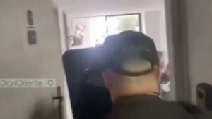 Κολομβία: Η στιγμή που φυγάς από σπείρα γλιστράει και πέφτει στο κενό από τον 8ο όροφο για να μην συλληφθεί