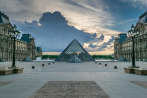 Ληστεία στο μουσείο του Λούβρου στο Παρίσι - Πήραν εννέα κομμάτια από τη συλλογή κοσμημάτων του Ναπολέοντα