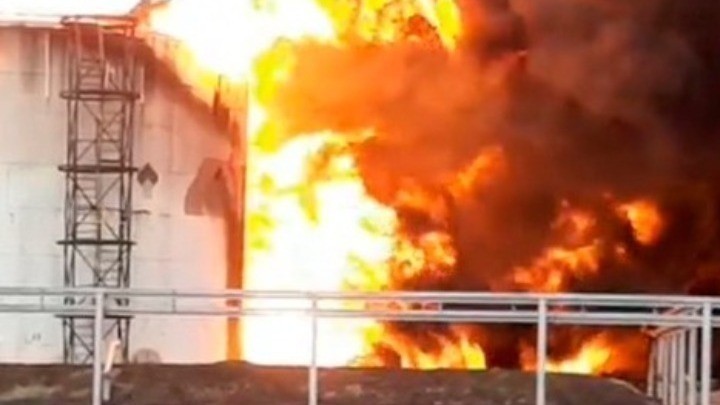 251019161028_russia-fire-oil