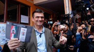 Ο κεντροδεξιός γερουσιαστής Ροδρίγο Πας εκλέγεται νέος πρόεδρος της Βολιβίας