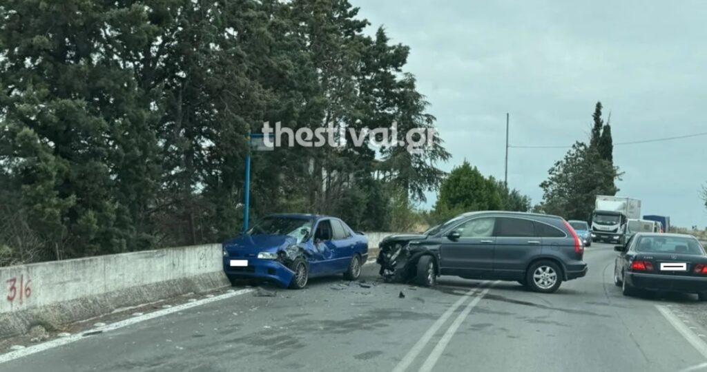 Θεσσαλονίκη: Καρέ καρέ η στιγμή καραμπόλας - Βαν πέφτει σε ΙΧ που πετάγεται στο παρμπρίζ οχήματος