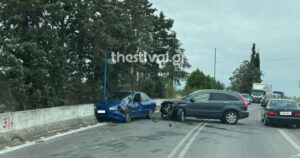 Θεσσαλονίκη: Καρέ καρέ η στιγμή καραμπόλας - Βαν πέφτει σε ΙΧ που πετάγεται στο παρμπρίζ οχήματος