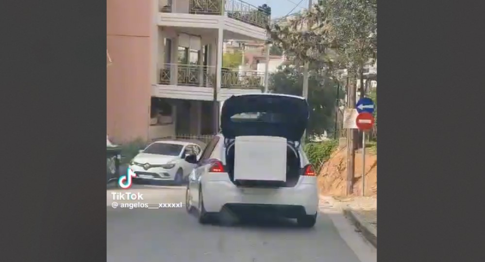 Περιπολικό μετέφερε... ψυγείο στο πορτ μπαγκάζ στο Καματερό - Διατάχθηκε ΕΔΕ μετά το βίντεο στο TikTok