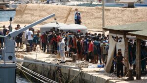 Εγκύκλιος Πλεύρη: Έντυπο με προειδοποιήσεις για ποινή φυλάκισης θα διανέμεται στους παράνομους μετανάστες πριν την αίτηση ασύλου