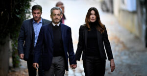 Σαρκοζί: Χέρι-χέρι με την Κάρλα Μπρούνι και μέσα σε χειροκροτήματα πήρε τον δρόμο για τη φυλακή