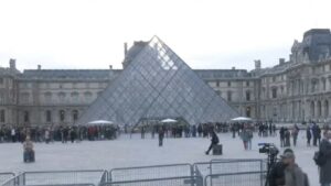 Το Λούβρο άνοιξε ξανά σήμερα τις πύλες του μετά την κλοπή κοσμημάτων αξίας 88 εκατ. ευρώ - ΒΙΝΤΕΟ