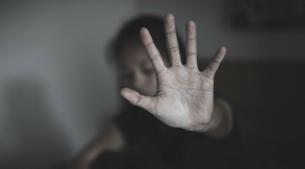 Ηράκλειο: Ξυλοκόπησε άγρια τη σύντροφό του και έσπευσε να εξαφανιστεί