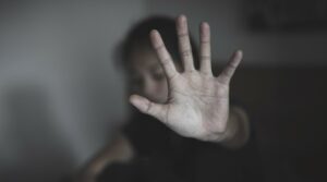 Ηράκλειο: Ξυλοκόπησε άγρια τη σύντροφό του και έσπευσε να εξαφανιστεί