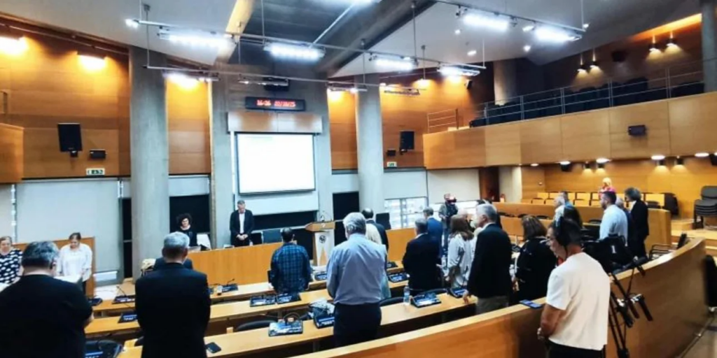 Ενός λεπτού σιγή στο Δημοτικό Συμβούλιο Θεσσαλονίκης για τον Διονύση Σαββόπουλο