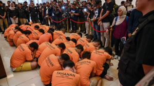 Ινδονησία: Συνέλαβαν γκέι άντρες και τους διαπόμπευσαν δημοσίως