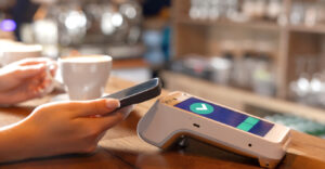 IRIS πληρωμές: Τι αλλάζει στις συναλλαγές μας από 1η Νοεμβρίου – Οι υποχρεώσεις των επιχειρήσεων