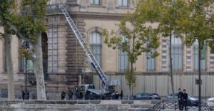 Μουσείο του Λούβρου: «Τους είδα να κόβουν το τζάμι» αποκαλύπτει φύλακας που ήταν παρών στη ληστεία