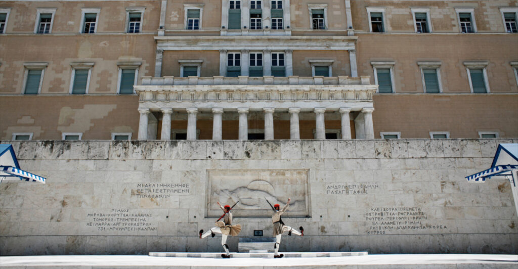 Χαρτοπόλεμος ανακοινώσεων Δένδια και Δούκα μετά το τετ-α-τετ για το ποιος έχει την αρμοδιότητα της καθαριότητας του Άγνωστου Στρατιώτη