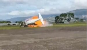 Δυστύχημα στη Βενεζουέλα: Μικρό δικινητήριο συνετρίβη κατά την απογείωση - Τούμπαρε, καρφώθηκε στο έδαφος και πήρε φωτιά - ΒΙΝΤΕΟ