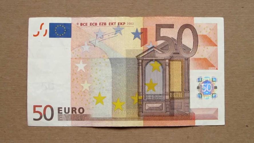 Καστοριά: Ηλικιωμένος βγήκε στον δρόμο και πετούσε 50ευρα
