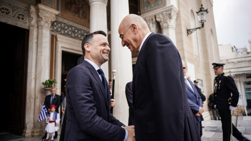 Μετά από έξι ανακοινώσεις σε λιγότερο από 24 ώρες, Δένδιας και Δούκας συμφώνησαν ότι διαφωνούν για τον Άγνωστο Στρατιώτη