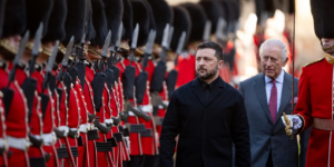 Στη Βρετανία για την "συμμαχία των προθύμων" ο Βολοντίμιρ Ζελένσκι - Συναντήθηκε με τον βασιλιά Κάρολο