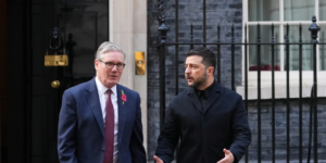 Σε ενίσχυση του Κιέβου με όπλα μεγάλης εμβέλειας καλεί ο πρωθυπουργός της Βρετανίας