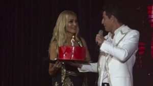 Ο τραγουδιστής ευχήθηκε στην τραγουδίστρια, χωρίς να αποκαλύψει την ηλικία της