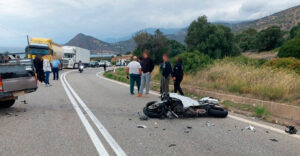 Ελαφρά τραυματίσθηκε ένας 14χρονος - Το αγροτικό αυτοκίνητο επιχείρησε να στρίψει και παρέσυρε δύο μηχανές που κινούνταν στο αντίθετο ρεύμα