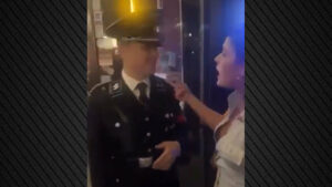 Τζόρτζια: 33χρονος ντύθηκε Ναζί - Έσπασε με ποτήρι τη μύτη μιας γυναίκας - ΒΙΝΤΕΟ