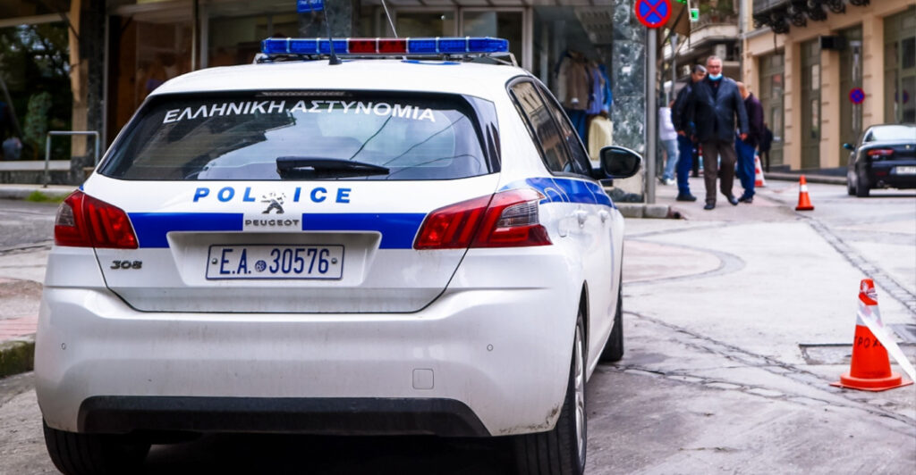 Πέντε συλλήψεις για την αιματηρή συμπλοκή στην Περαία – Με χειροπέδες και ο 20χρονος που μαχαιρώθηκε