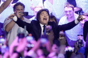 Αργεντινή: Ο Μιλέι δεσμεύεται να συνεχίσει τις μεταρρυθμίσεις μετά τον θρίαμβο της παράταξής του στις ενδιάμεσες εκλογές