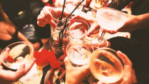 Ανήλικοι πήγαν στο νοσοκομείο μετά από κατανάλωση αλκοόλ σε καφετέρια στον Πειραιά