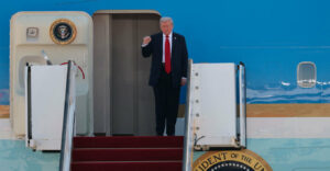 Βασιλική υποδοχή του Τραμπ στην Ιαπωνία με μπάλες του γκολφ από φύλλα χρυσού και σόου με pick up trucks - Όλα όσα θα γίνουν