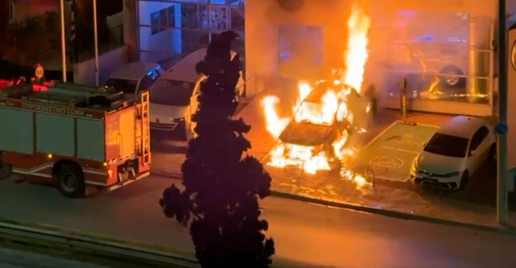 Η στιγμή που η φωτιά κατακαίει τα αυτοκίνητα στη Νέα Φιλαδέλφεια - Πέταξαν μπουκάλια με βενζίνη στα ΙΧ και εξαφανίστηκαν