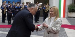 Τον Βίκτορ Όρμπαν υποδέχτηκε στη Ρώμη η πρωθυπουργός της Ιταλίας, Τζόρτζια Μελόνι