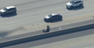 Κινηματογραφική καταδίωξη στις ΗΠΑ: Αστυνομικός εκτός υπηρεσίας πέταξε στον αέρα μηχανή - Ο αναβάτης της είχε σκοτώσει συνάδελφό του