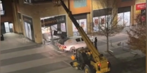 Κλέφτες στην Αγγλία σήκωσαν ATM εκσκαφέα, από σουπερμάρκετ