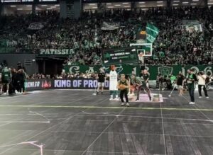 Φίλαθλος του Παναθηναϊκού σκόραρε από το κέντρο του γηπέδου και κέρδισε 3.000 ευρώ - Δείτε βίντεο