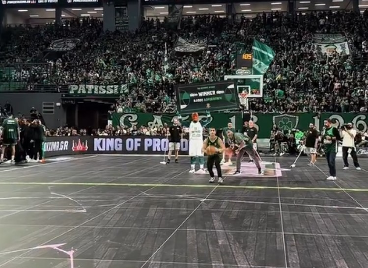 Φίλαθλος του Παναθηναϊκού σκόραρε από το κέντρο του γηπέδου και κέρδισε 3.000 ευρώ - Δείτε βίντεο