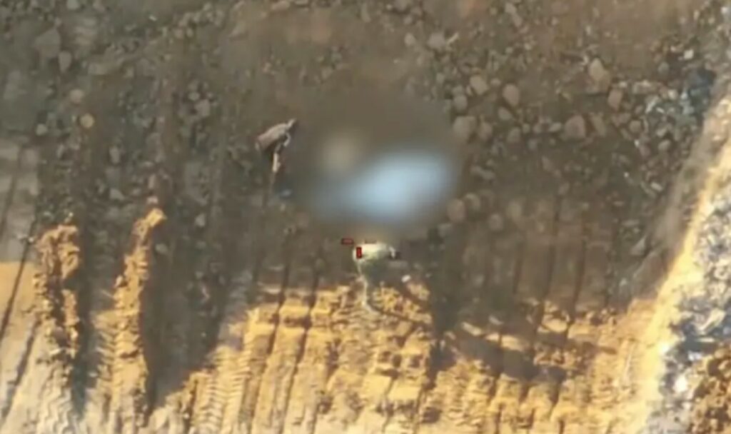 Το βίντεο που εξόργισε τους Ισραηλινούς: Κατηγορούν τη Χαμάς ότι ξέθαψε λείψανα και σχεδίασε «ανακάλυψη» για να τη δείξει στον Ερυθρό Σταυρό