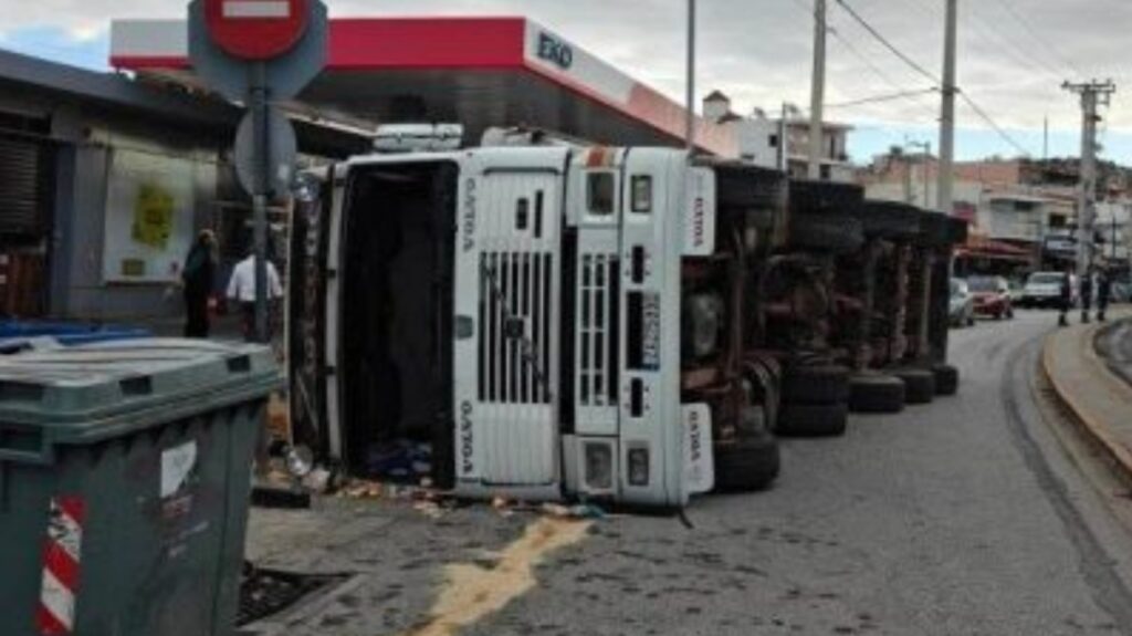 Τροχαίο στη Βάρη με νταλίκα που μετέφερε σακιά με χώμα και ανετράπη - ΕΙΚΟΝΕΣ