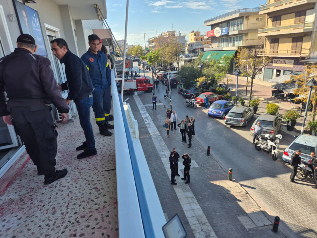 Επίθεση στο πολιτικό γραφείο του υφυπουργού Εξωτερικών Χάρη Θεοχάρη - Πέταξαν μολότοφ στην πόρτα