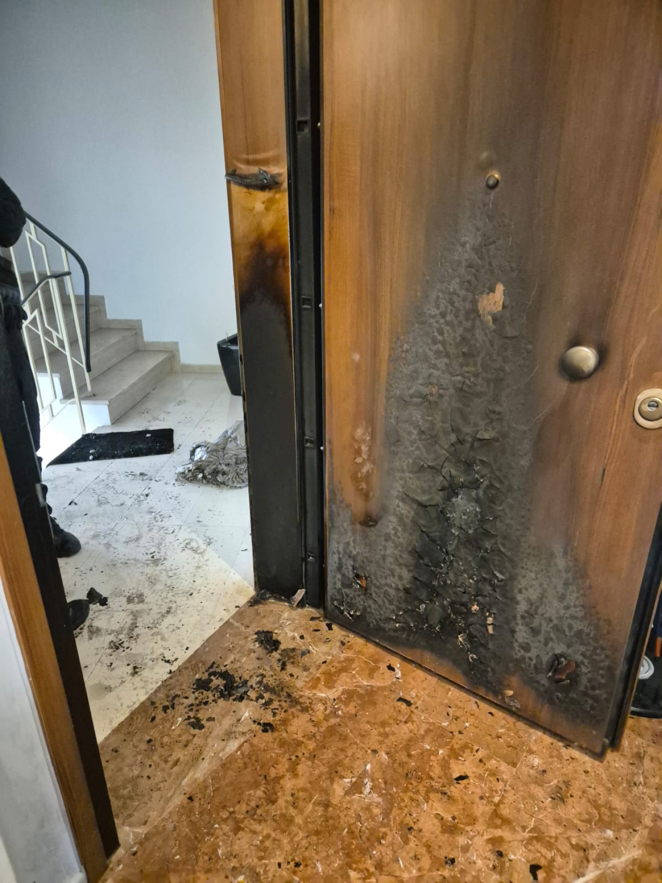 Επίθεση στο πολιτικό γραφείο του υφυπουργού Εξωτερικών Χάρη Θεοχάρη - Πέταξαν μολότοφ στην πόρτα