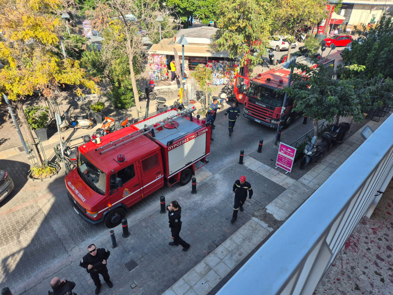 Επίθεση στο πολιτικό γραφείο του υφυπουργού Εξωτερικών Χάρη Θεοχάρη - Πέταξαν μολότοφ στην πόρτα