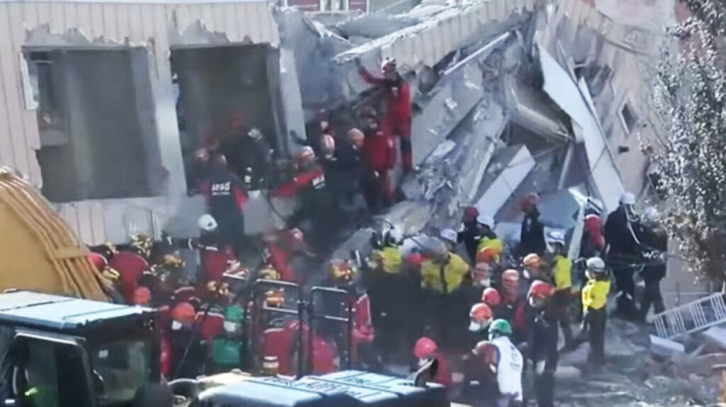 Κωνσταντινούπολη: Τραγική κατάληξη στις έρευνες στο κτίριο που κατέρρευσε - Νεκροί και οι δύο γονείς που έψαχναν